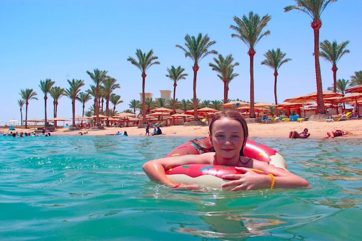 Dziewczynka na nadmuchiwanym kole w morzu podczas letnich wakacji