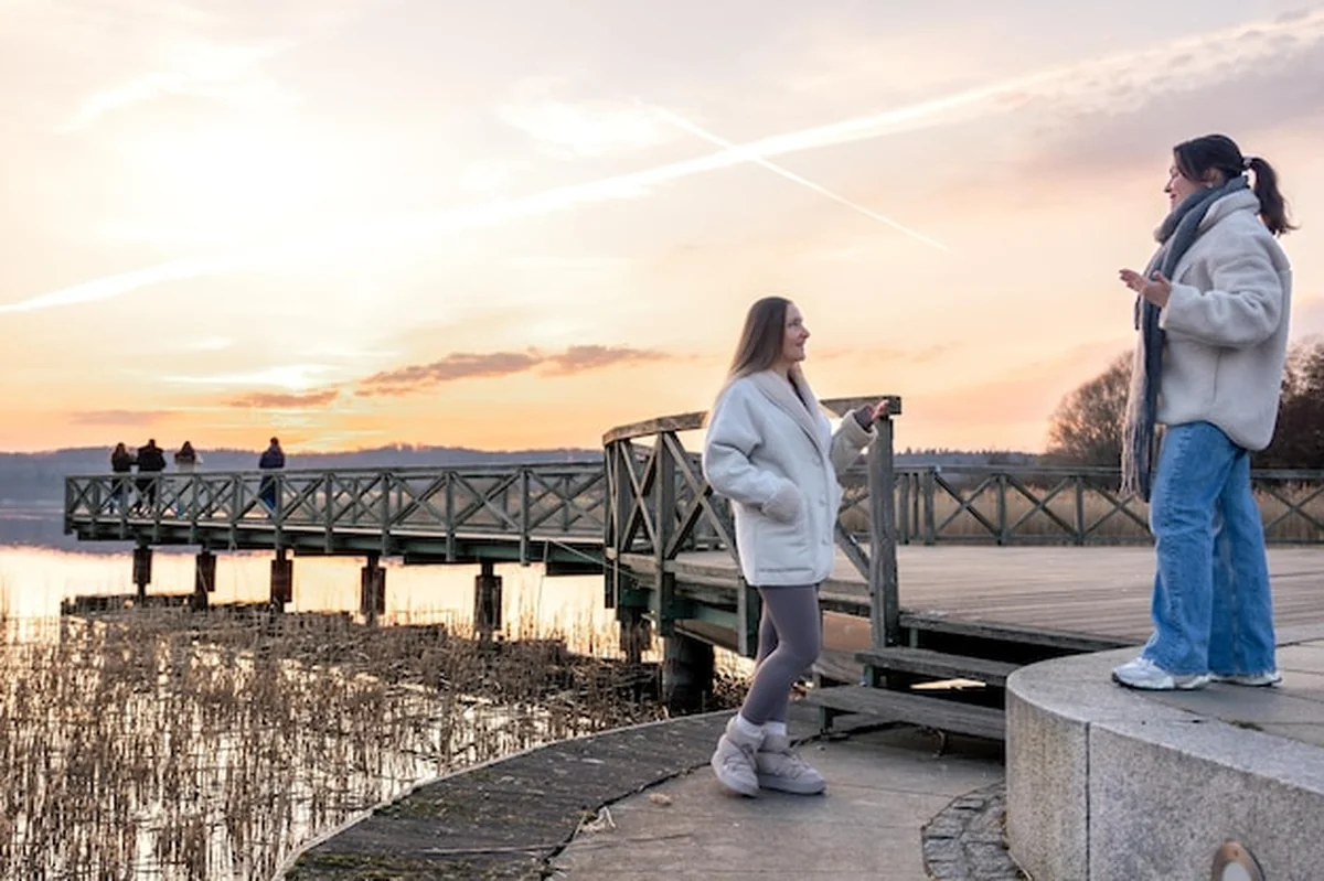 Spacer po promenadzie nad morzem w Aleksandrii, z widokiem na zachód słońca w przyrodzie