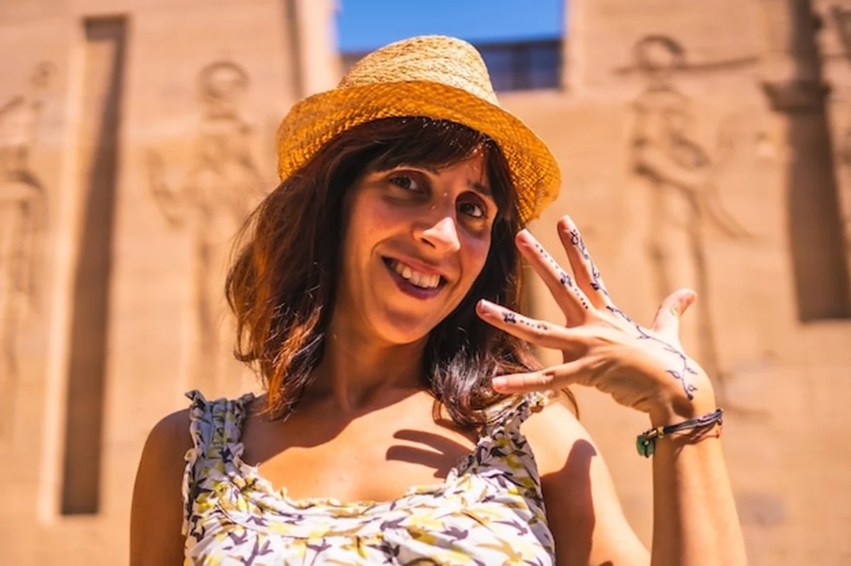 Młoda kobieta z tatuażem w świątyni Philae, Asuan, Egipcie