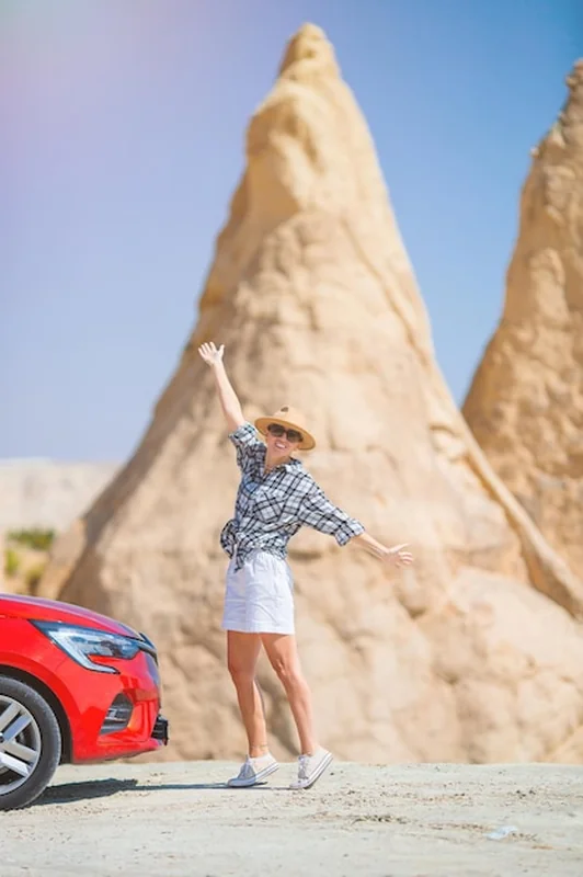 Młoda szczęśliwa kobieta na wakacjach w formacjach jaskiń w Kapadocji