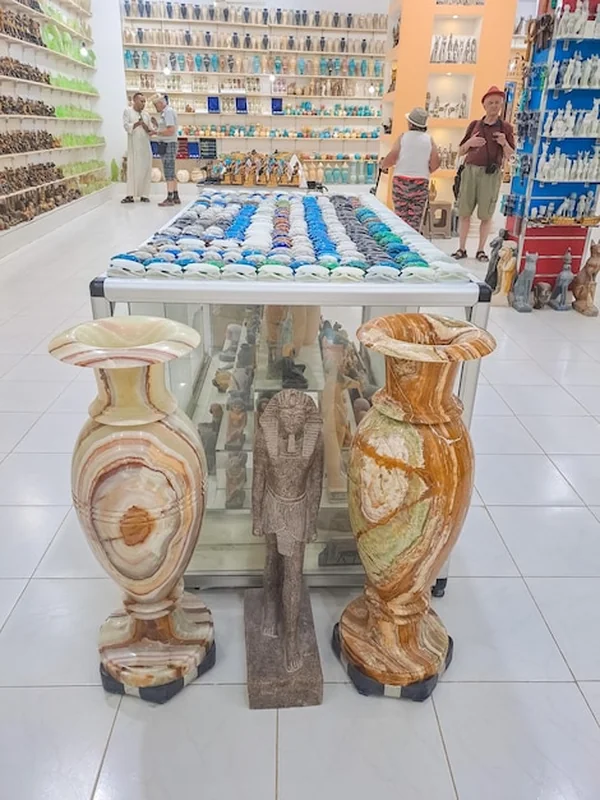 Ręcznie wykonane egipskie pamiątki w sklepie w Luksorze