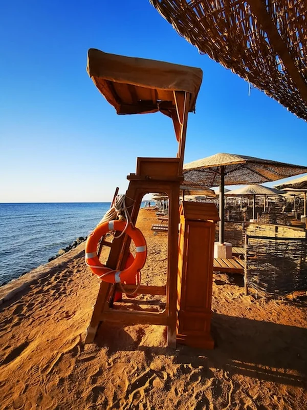 Chata ratownika na plaży pod niebem