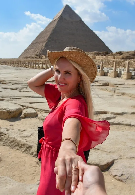 Para idzie ręka w rękę w pobliżu egipskich piramid