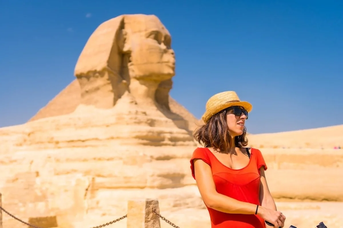 Młoda turystka pod Wielkim Sfinksem w Gizie
