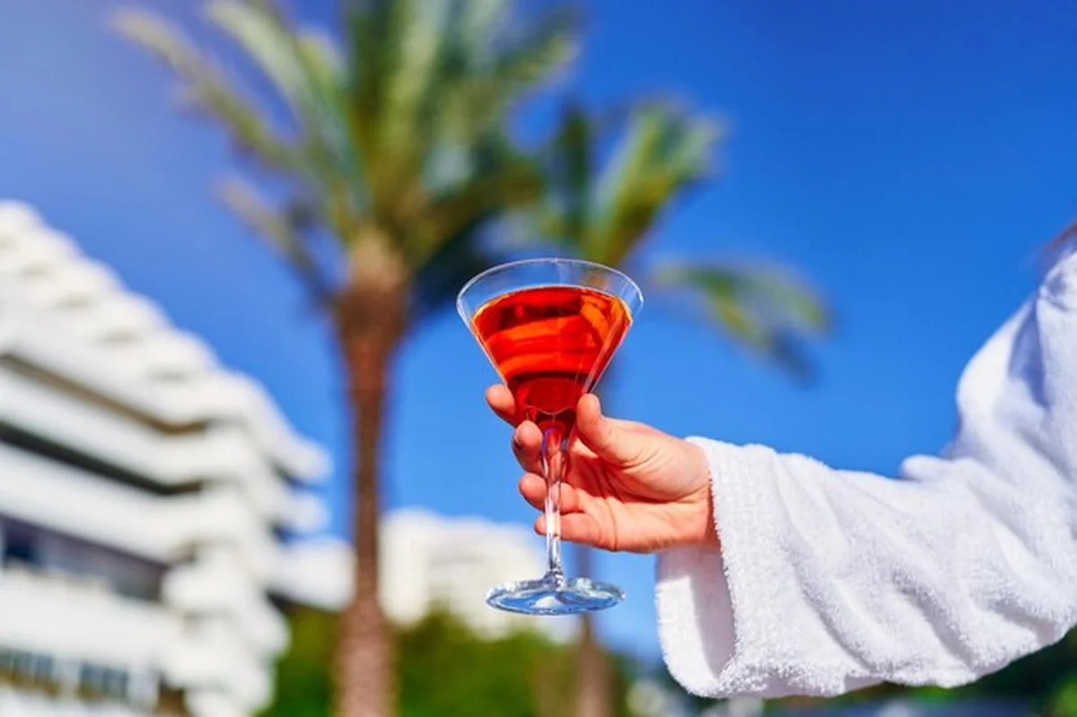 Koktajl aperolowy przy basenie w ośrodku all inclusive