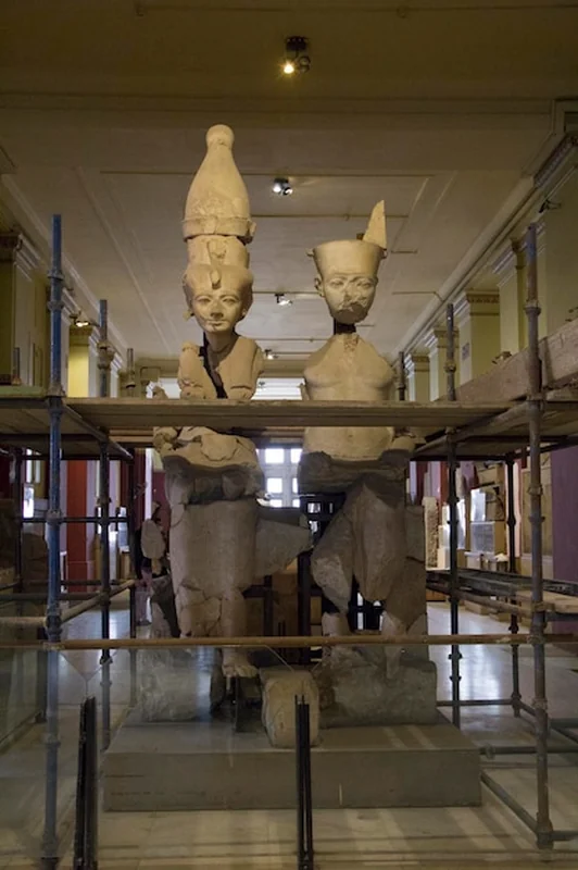 Starożytne eksponaty w Muzeum Egipskim w Kairze