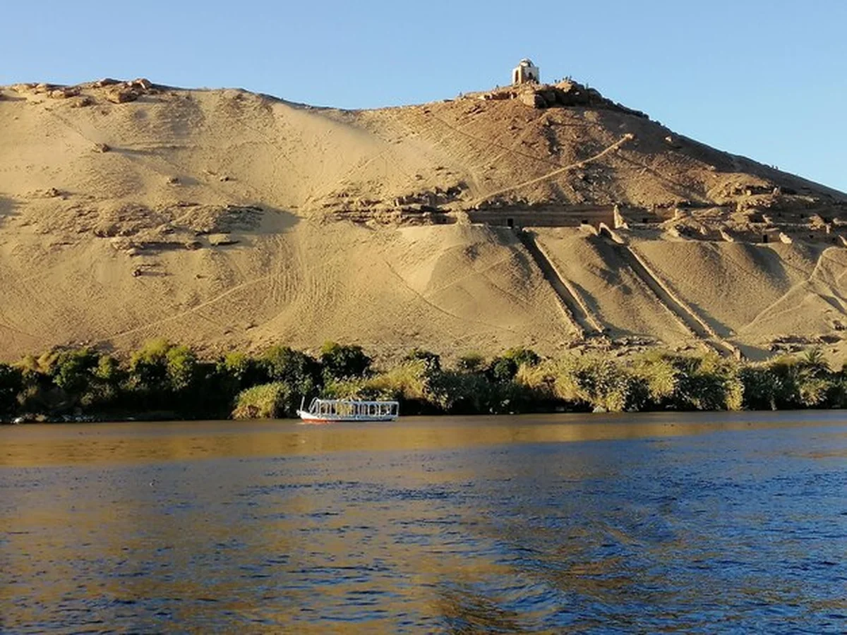 Nil na tle piaszczystej góry i nieba