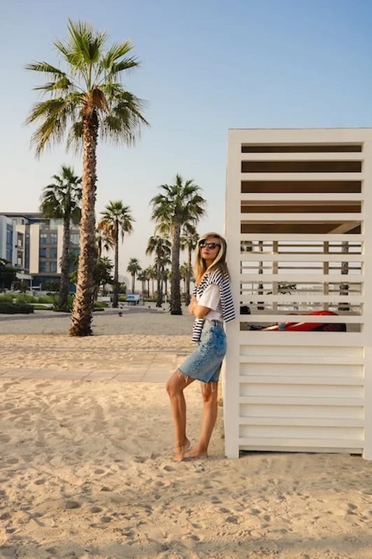 Blondynka obok wieży ratunkowej na plaży w słoneczny letni dzień