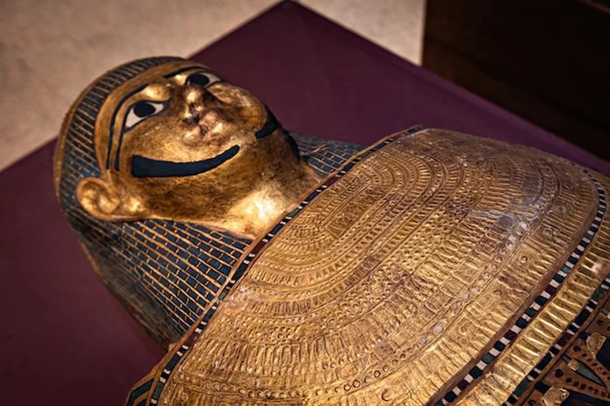 Starożytna kolekcja sarkofagów w Muzeum Nubijskim w Aszwan w Górnym Egipcie