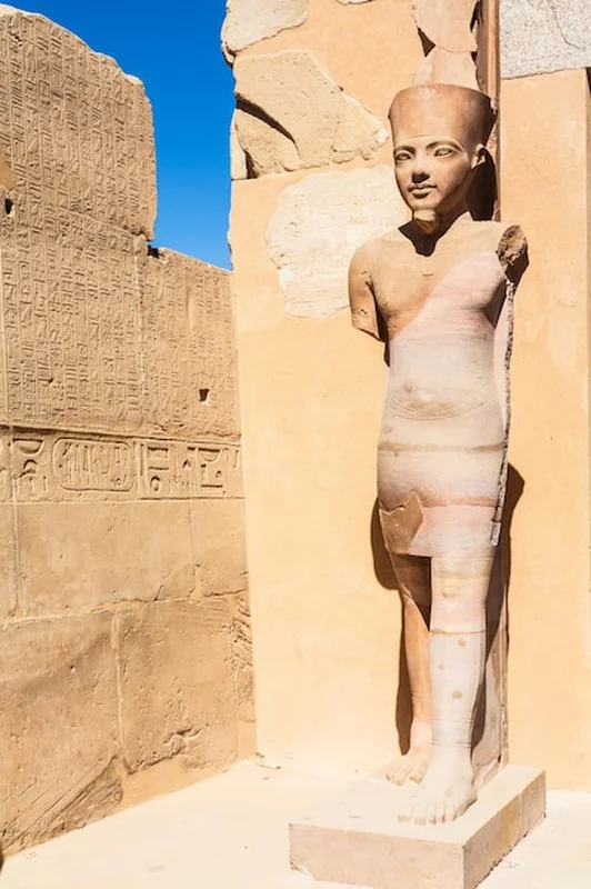 Kamienny posąg faraona w świątyni Karnak w Egipcie