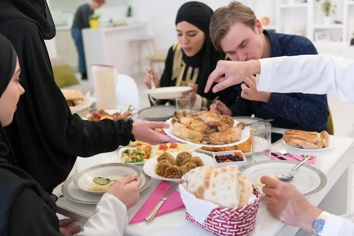 Muzułmańska rodzina je kolację iftar podczas Ramadanu