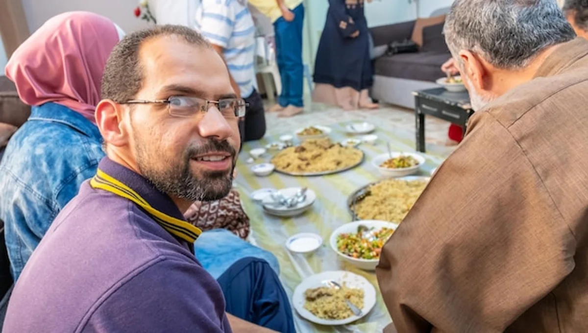Spotkanie rodziny muzułmańskiej na iftar w ramadanie