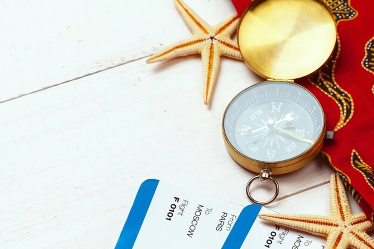 Pomysł na podróż z biletami i kompasem