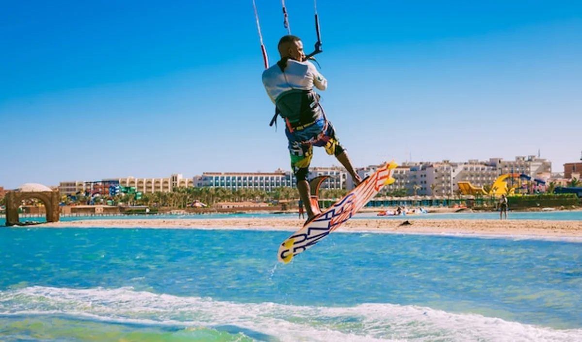 Kitesurfer nad Morzem Czerwonym w Egipcie