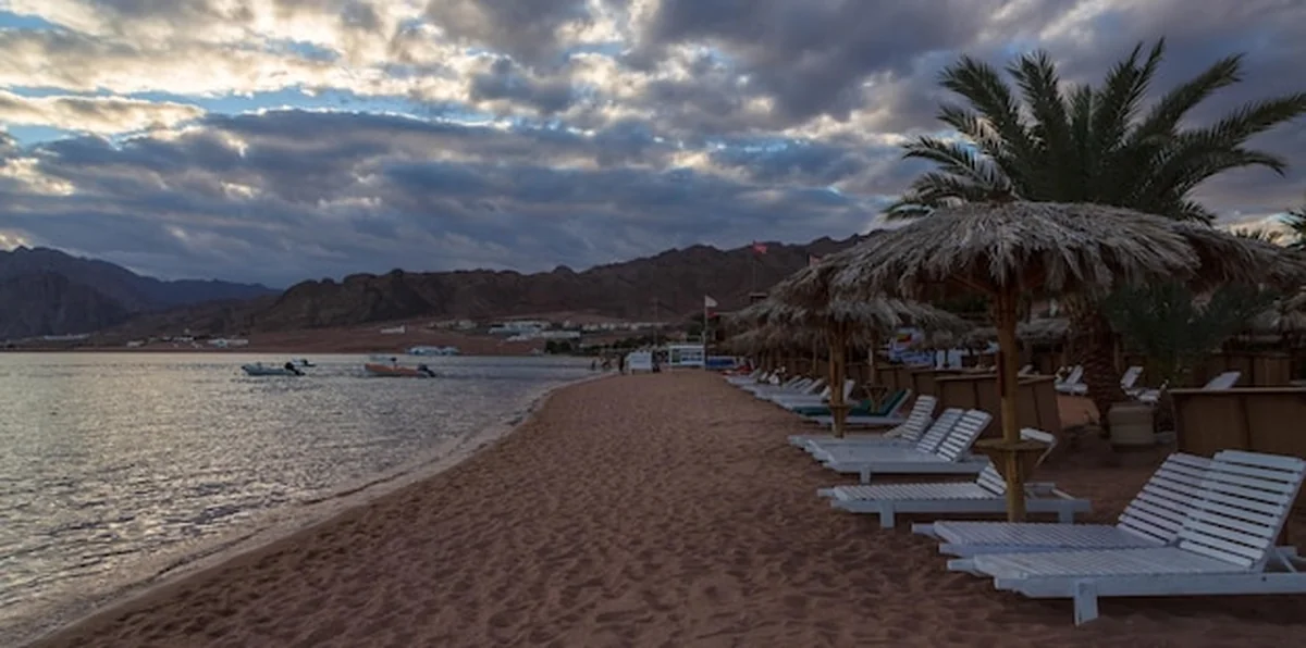 Plaża w Dahabie z parasolami i krzesłami wieczorem