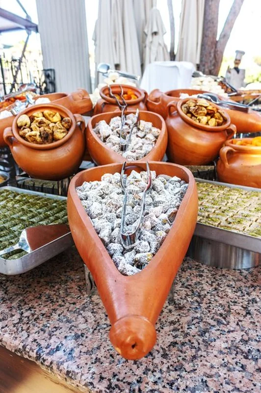 Tradycyjne tureckie desery baklava i lokum w restauracji bufetowej