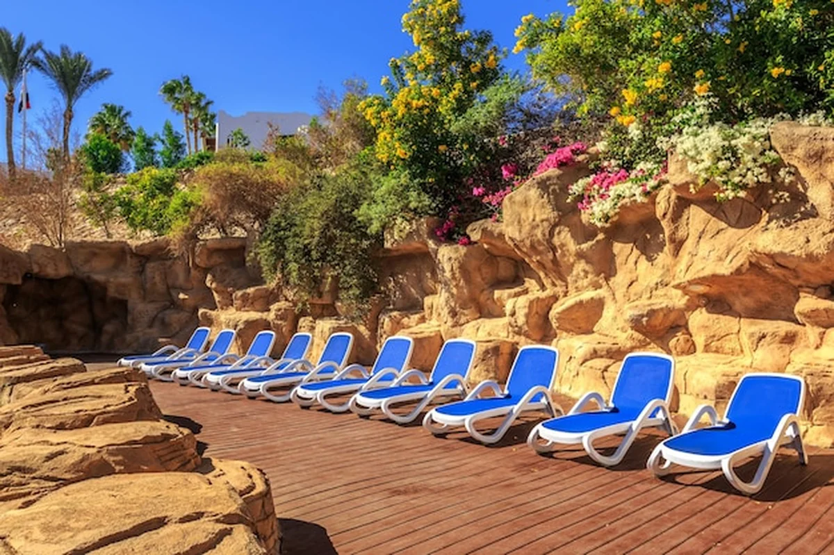 Kilka leżaków przy basenie