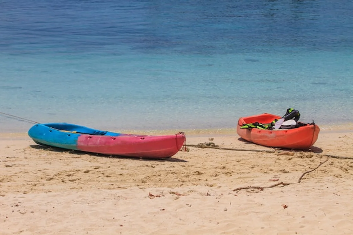 Kajak na plaży przy Hong wyspą, Krabi, Tajlandia