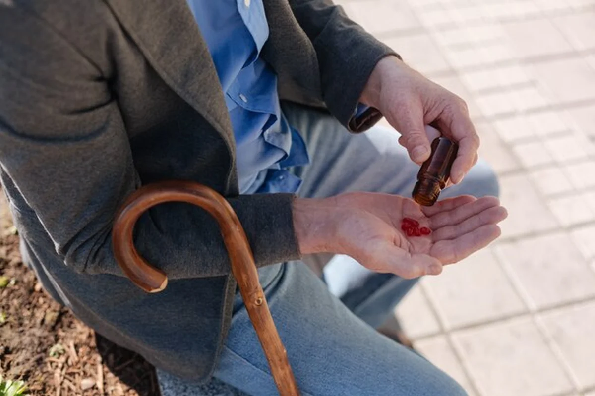 Podeszły mężczyzna z lekami w torebce