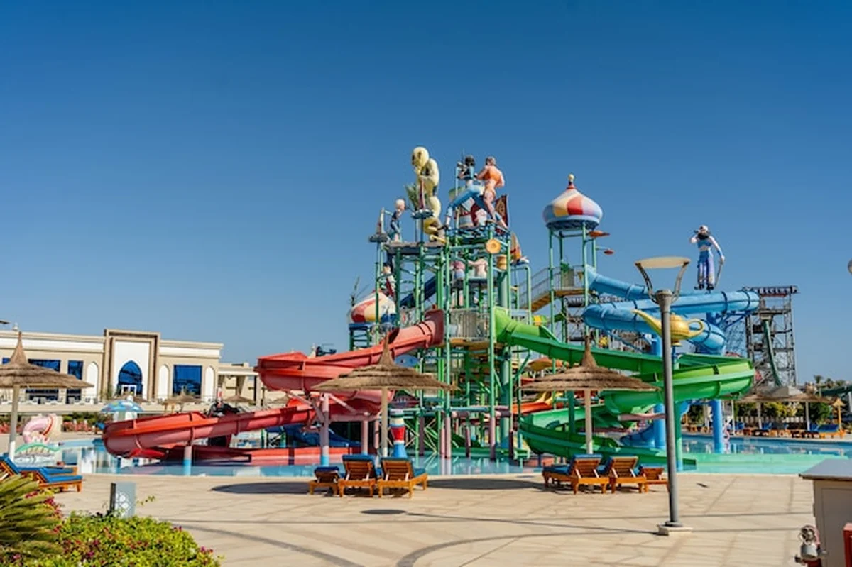 Aquapark z kolorowymi zjeżdżalniami przy hotelu w Egipcie
