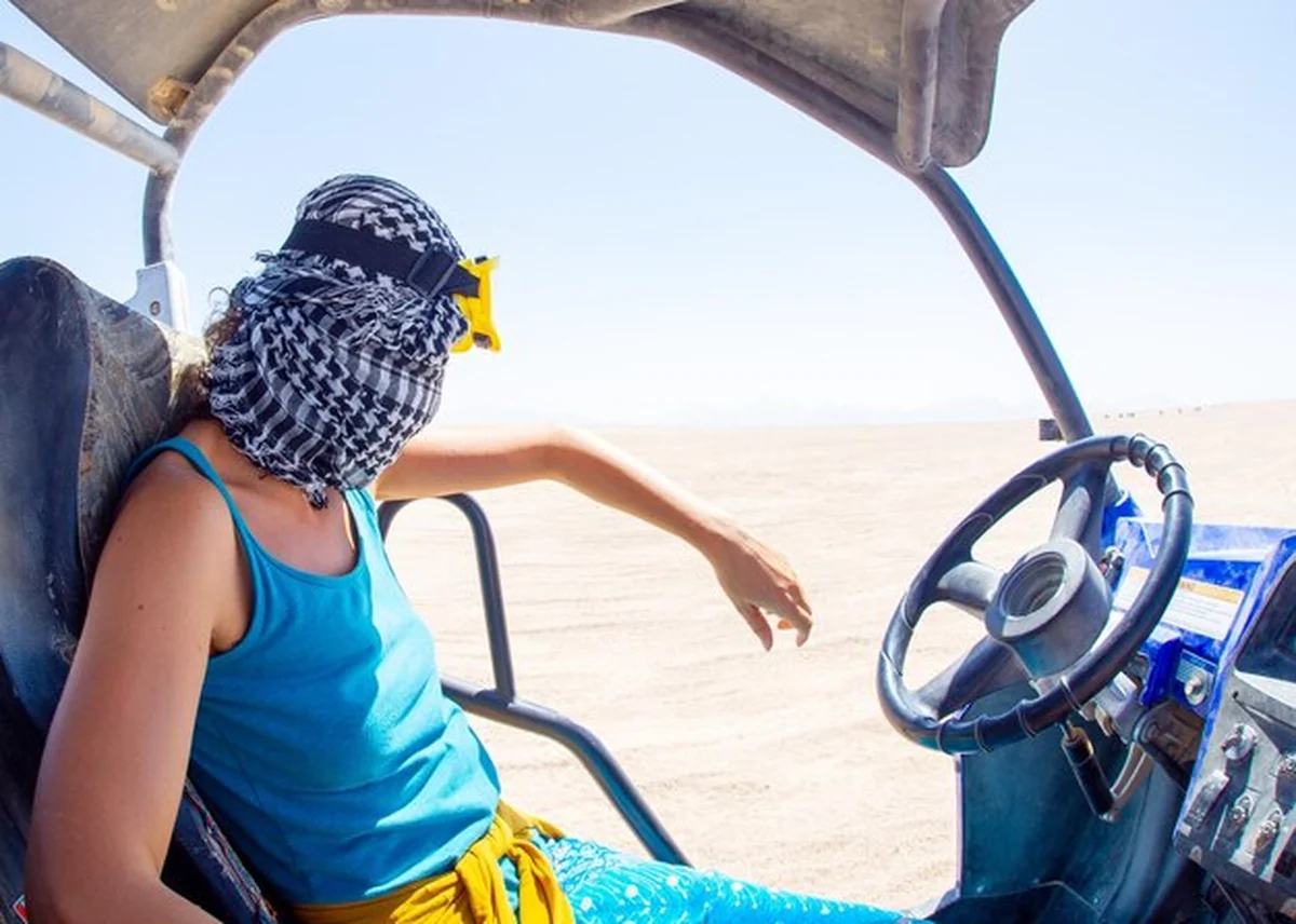 Turyści na quadach w Egipcie przed zachodem słońca