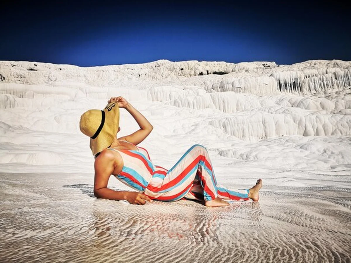 Kobieta relaksująca się na plaży