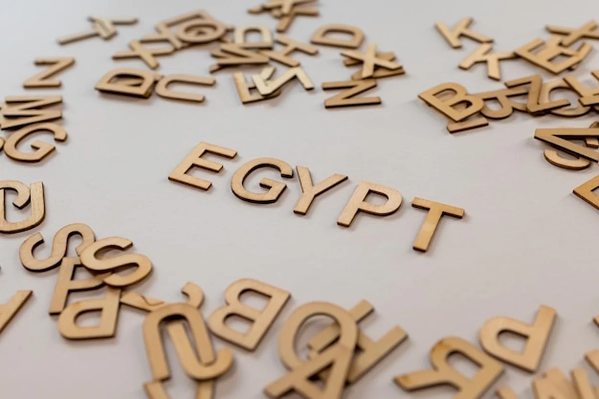 Inskrypcja Egipt z drewnianych liter i mapą świata