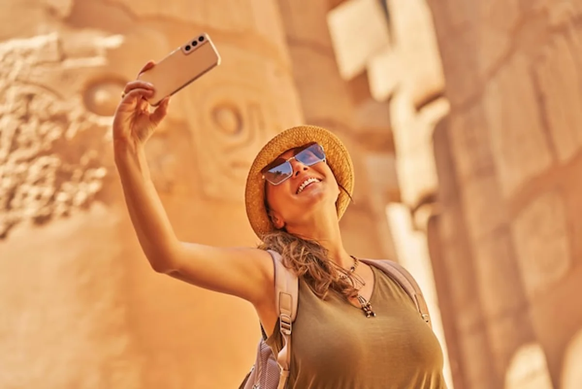 Turystyczna kobieta w świątyni Karnak w Luksorze w Egipcie