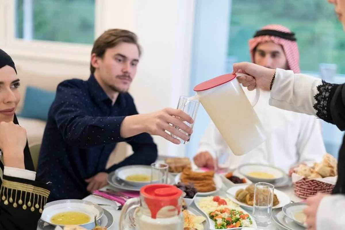 Muzułmańska rodzina je kolację iftar podczas Ramadanu