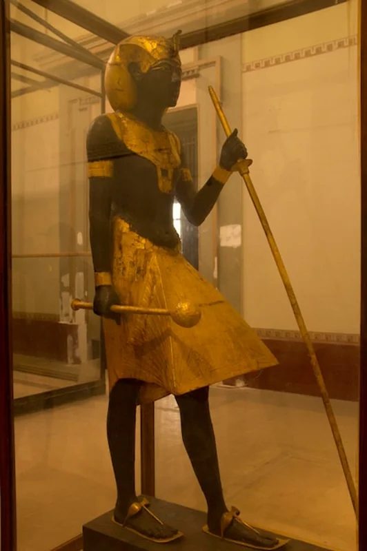 Starożytne eksponaty w Muzeum Egipskim w Kairze