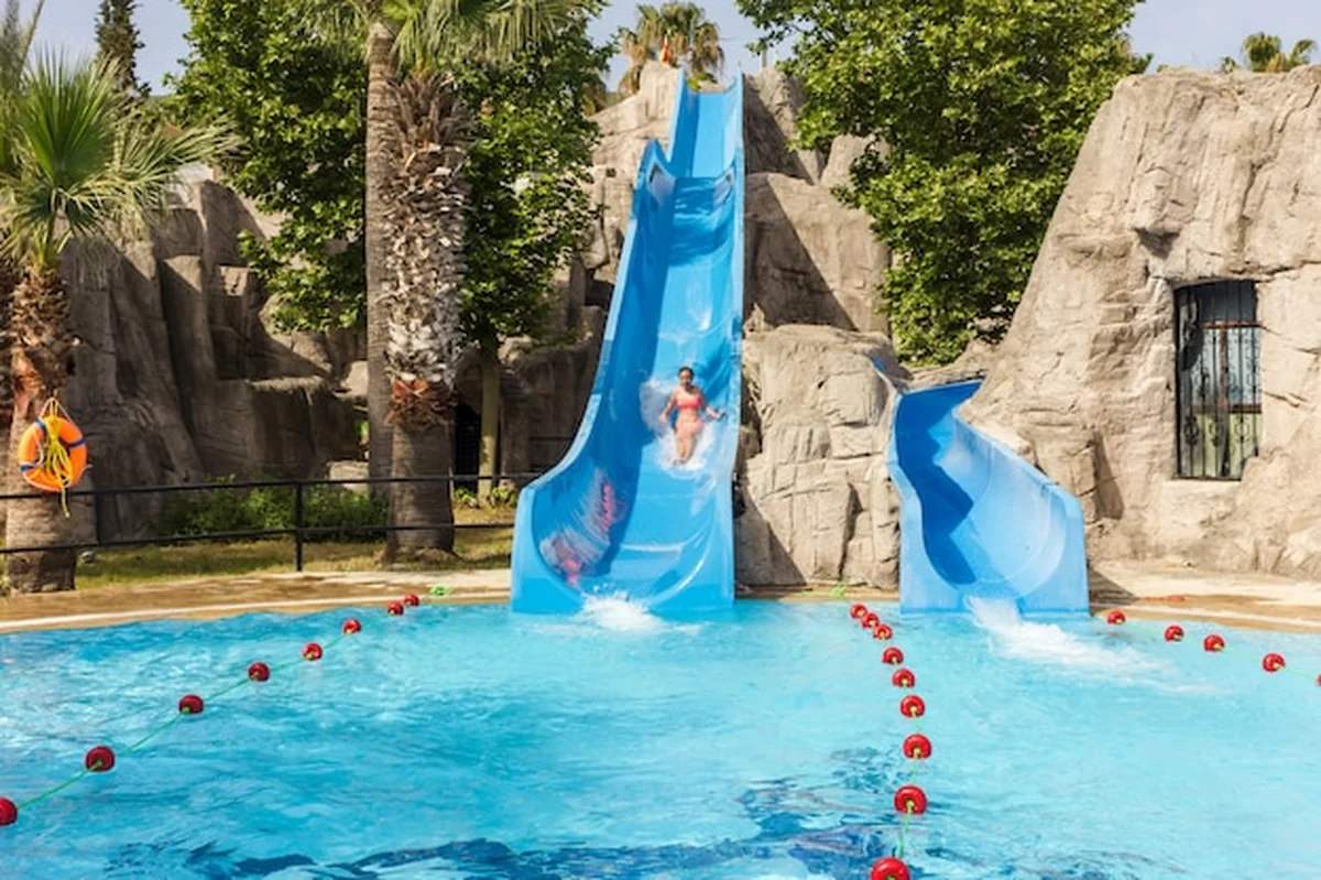 Nastolatka zjeżdża zjeżdżalnią wodną w aquaparku