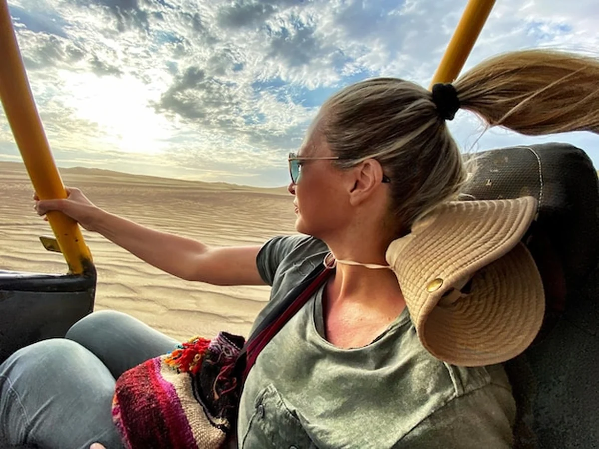 Kobieta siedząca w autobusie