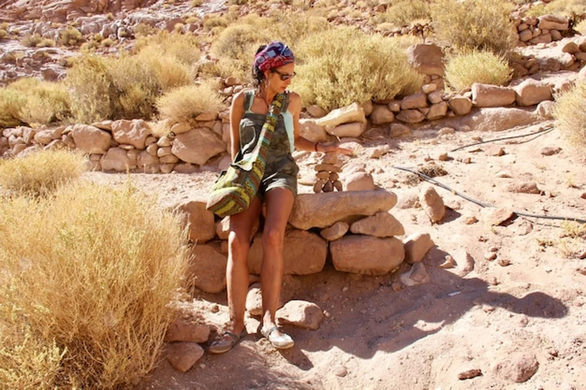 Kobieta siedzi na skalach