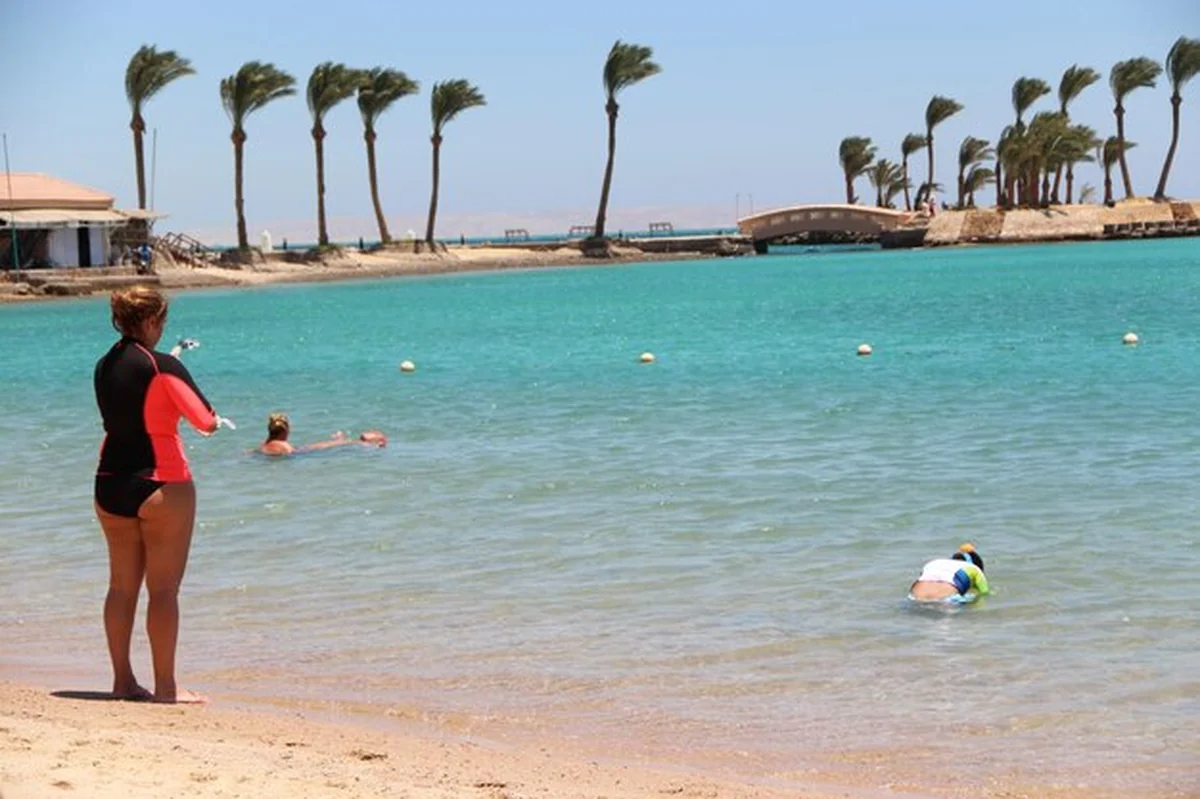 Piękna kobieta wychodząca z morza podczas letnich wakacji