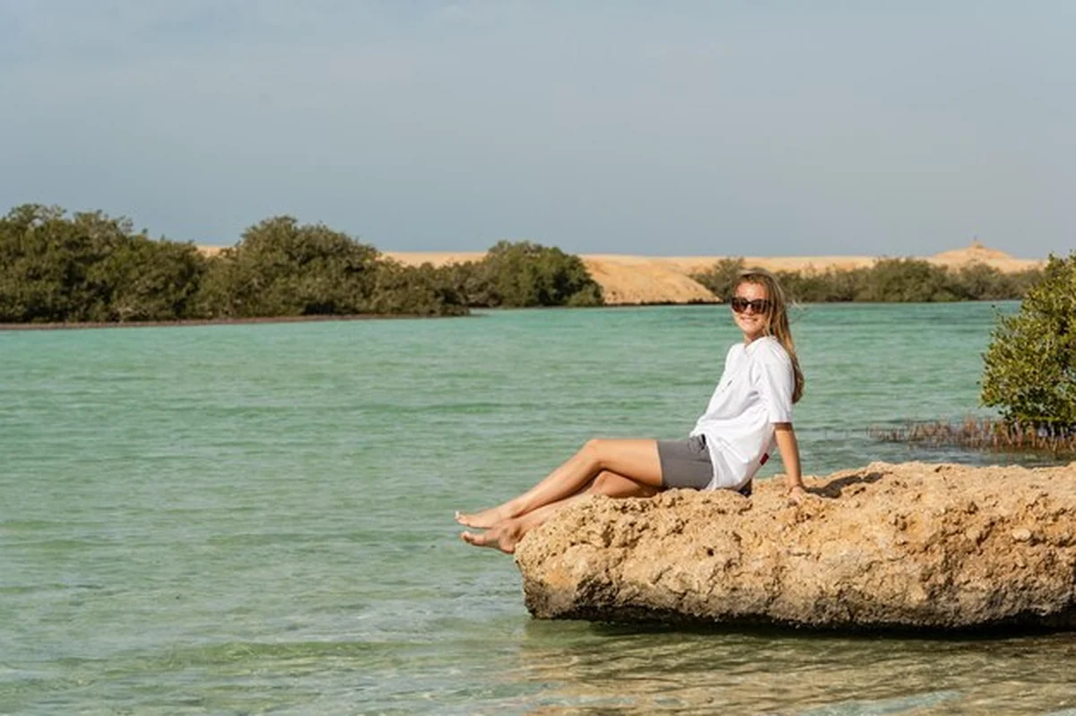 Blondynka w namorzynach w Parku Narodowym Ras Mohammed w Egipcie