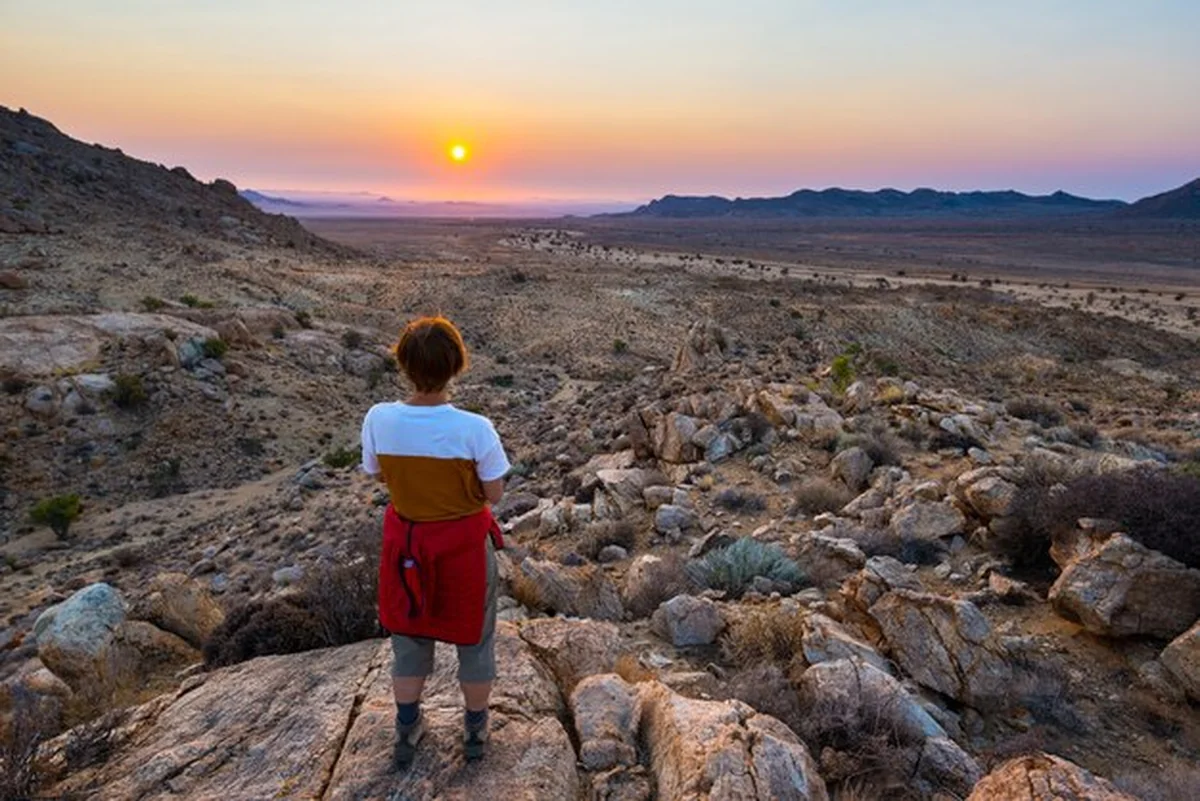 Turysta ogląda jałową dolinę w Parku Narodowym Wadi El Gemal