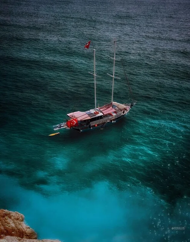 Łódź pływająca na Morzu Czerwonym