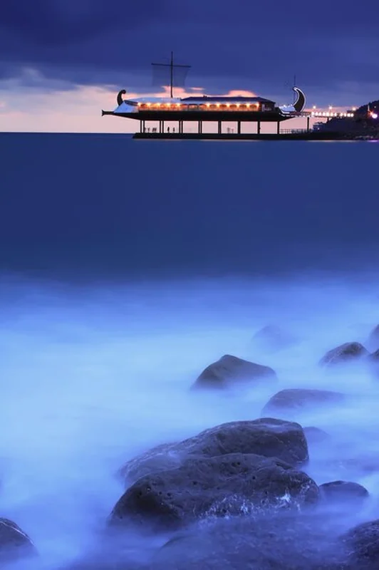 Statek na molo o zmierzchu