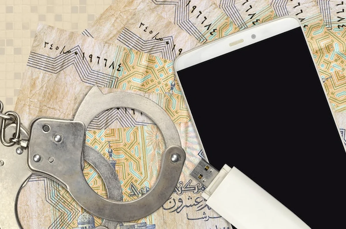 Smartfon z kajdankami przy egipskich rachunkach w piastrach