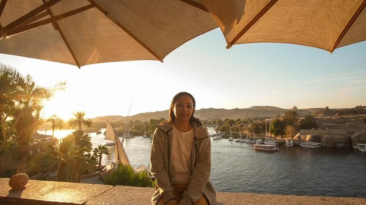 Azjatycki turysta przy zachodzie słońca nad Nilem w Aszwanie, Egipt