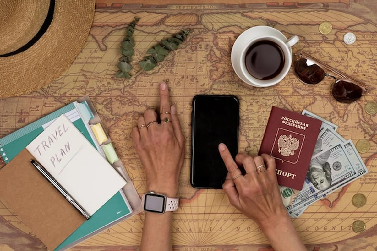 Kobieta używająca tabletu cyfrowego z wysokiego kąta widoku