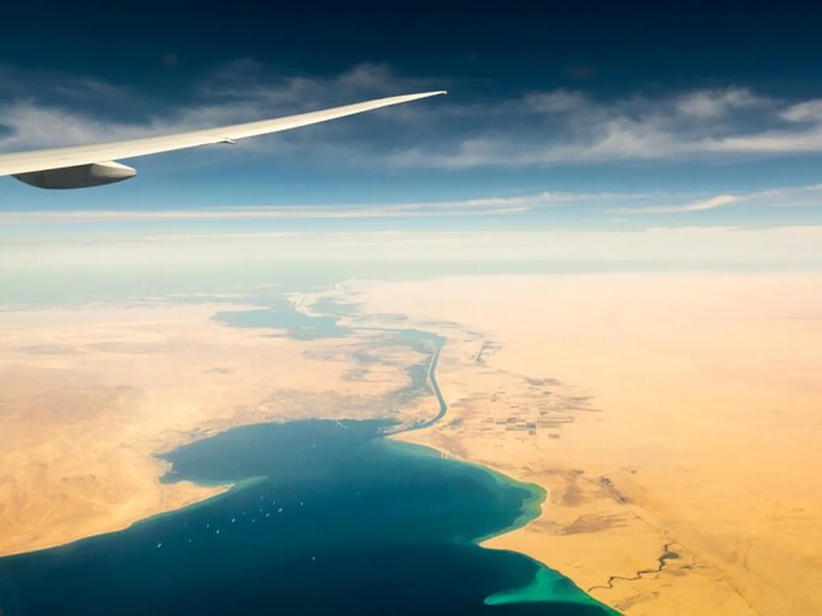 Samolot latający nad krajobrazem na tle nieba