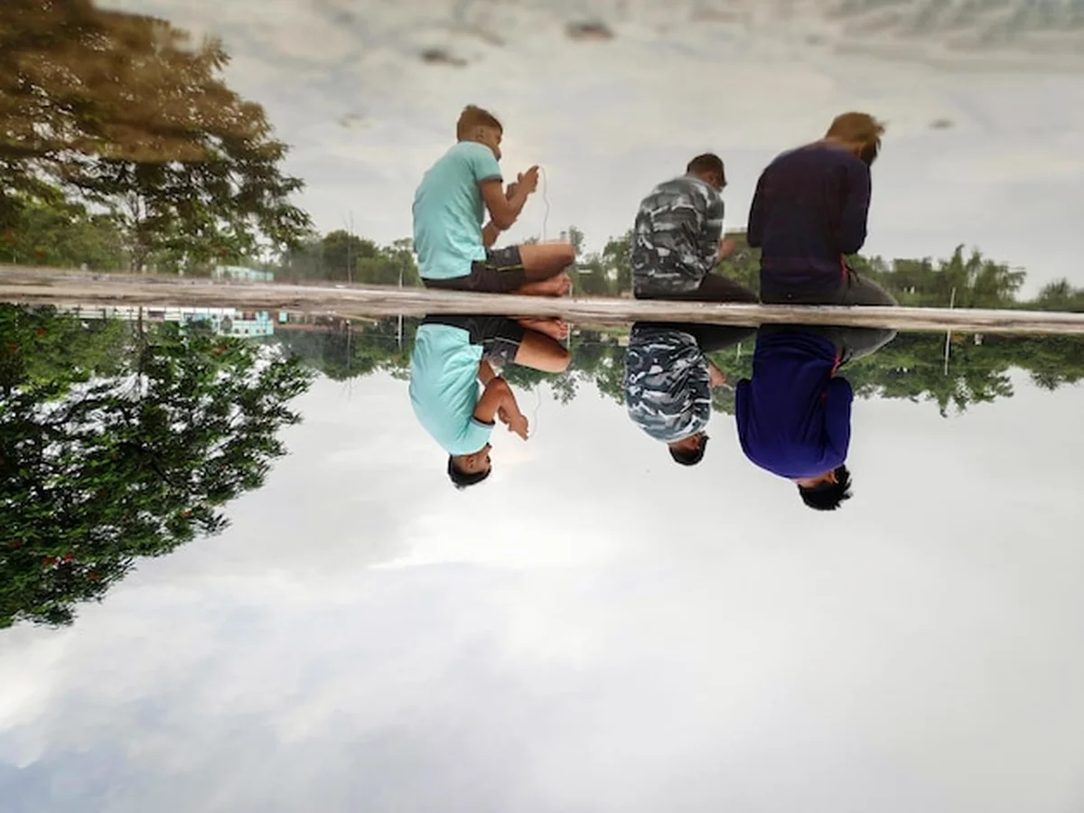 Ludzie patrzą na jezioro na tle nieba