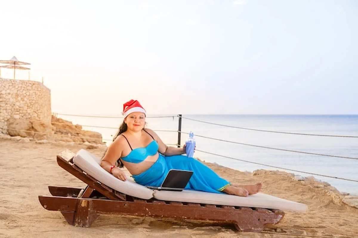 Kobieta nad brzegiem morza w słońcu