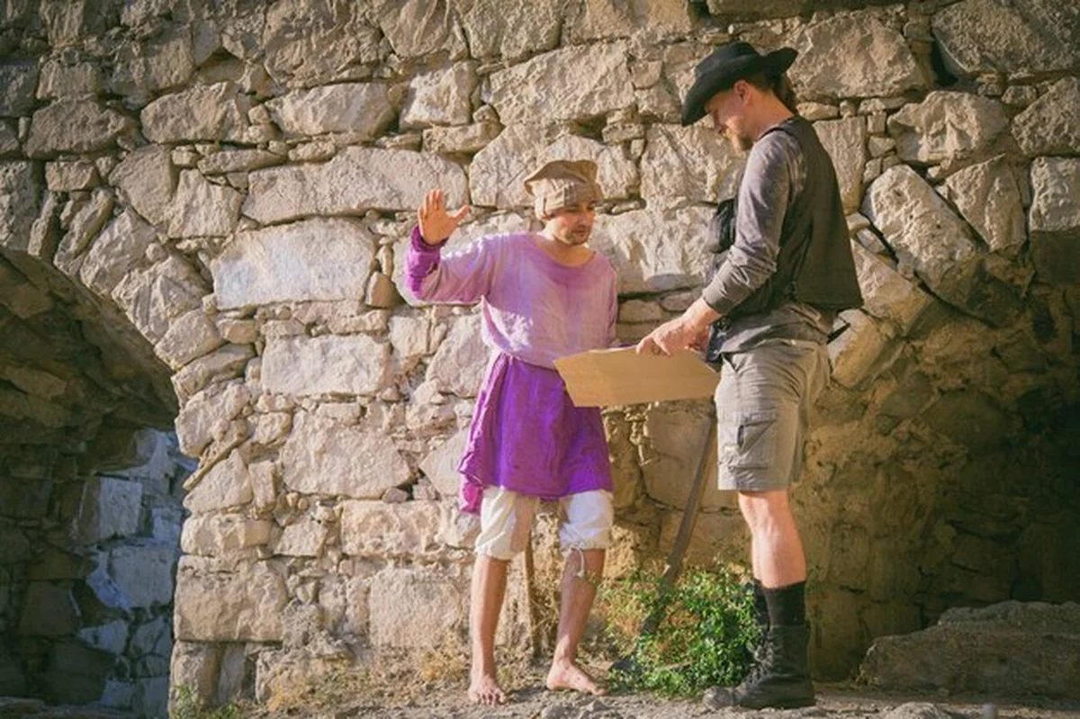 Arabski najemnik i archeolog przy starożytnej twierdzy