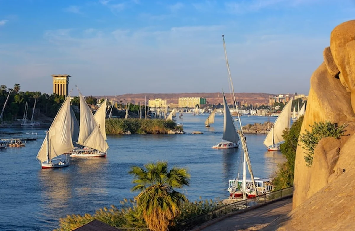 Piękny krajobraz z łodziami Felucca na Nilu w Asuanie o zachodzie słońca