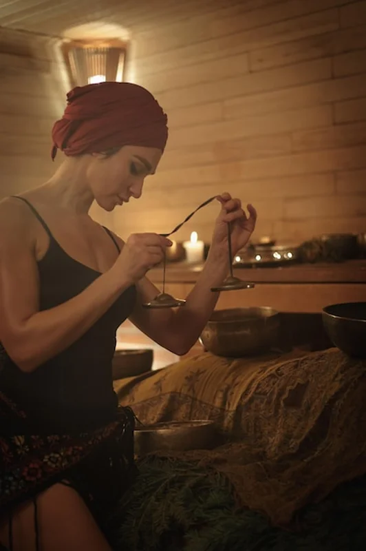 Kobieta wykonuje rytuał z dzwonami w terapii