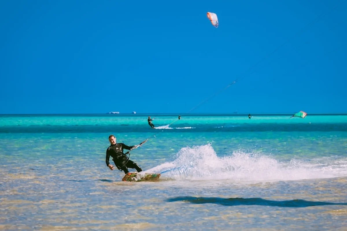 Kitesurfer szybujący nad Morzem Czerwonym