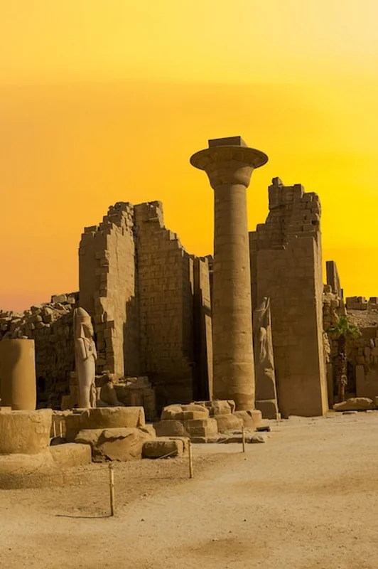 Starożytne ruiny świątyni Karnak w Luksorze Teby Egipt największy kompleks świątynny starożytności na świecie UNESCO