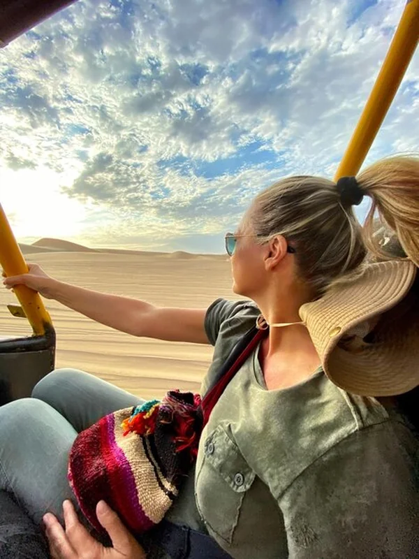 Kobieta siedząca w samochodzie na pustyni